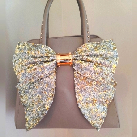 Betsey Johnson Handbags - BETSY JOHNSON Bow Purse